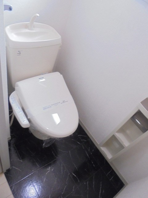 トイレ　写真は102号室です(参考)