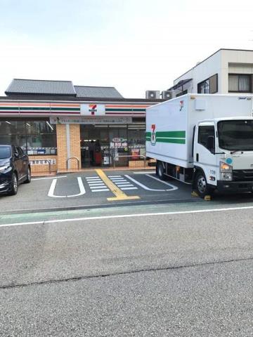 コンビニ　セブンイレブン（コンビニ）まで421m
