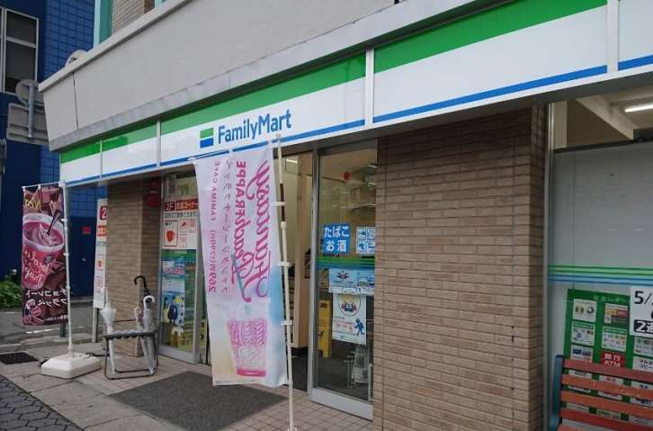 コンビニ　ファミリーマート（コンビニ）まで576m