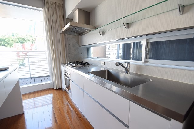 その他設備　広々としたシステムキッチン