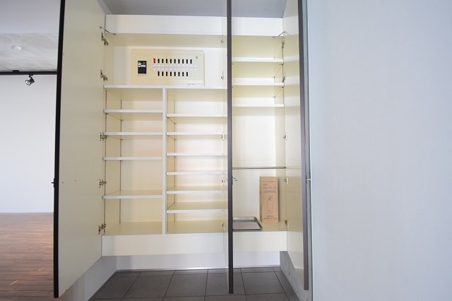 玄関　玄関には大きいシューズボックス