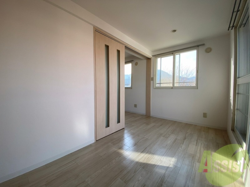 その他部屋・スペース　戸を閉めるとリビングと区切られた寝室にすることができますよ。