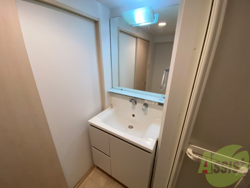 洗面設備　独立洗面台です。大きくてよいですね。シャンプーもできます。