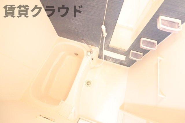 バス・シャワールーム　アクセントパネルがシックで落ち着いた雰囲気の浴室です！