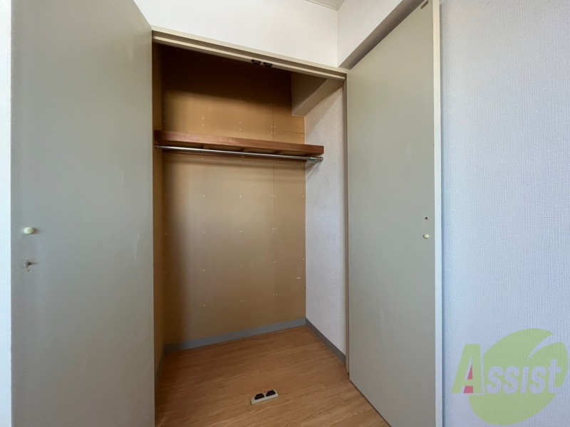 収納　こちらの収納にはハンガーをかけて服もしまえますね。