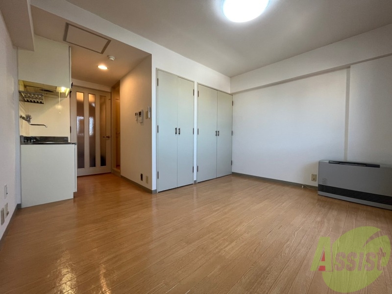 居室・リビング　木目のフローリングは落ち着きのある印象のお部屋になりますね。