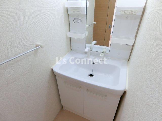 洗面設備　朝の支度もスムーズな独立洗面台。