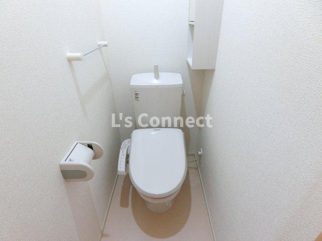 トイレ　温水洗浄便座付きのトイレ。