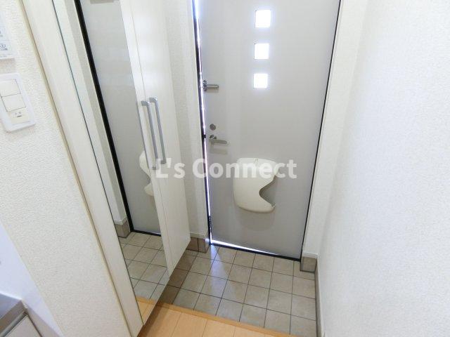 玄関　背の高い下駄箱には鏡付きで身だしなみチェック。