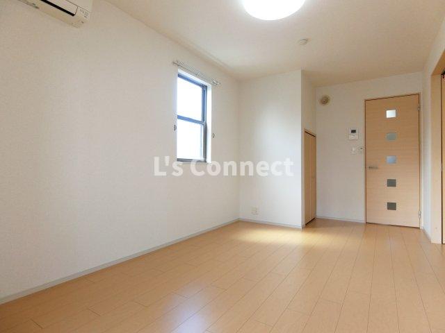 居室・リビング　角部屋で２面に窓があります。