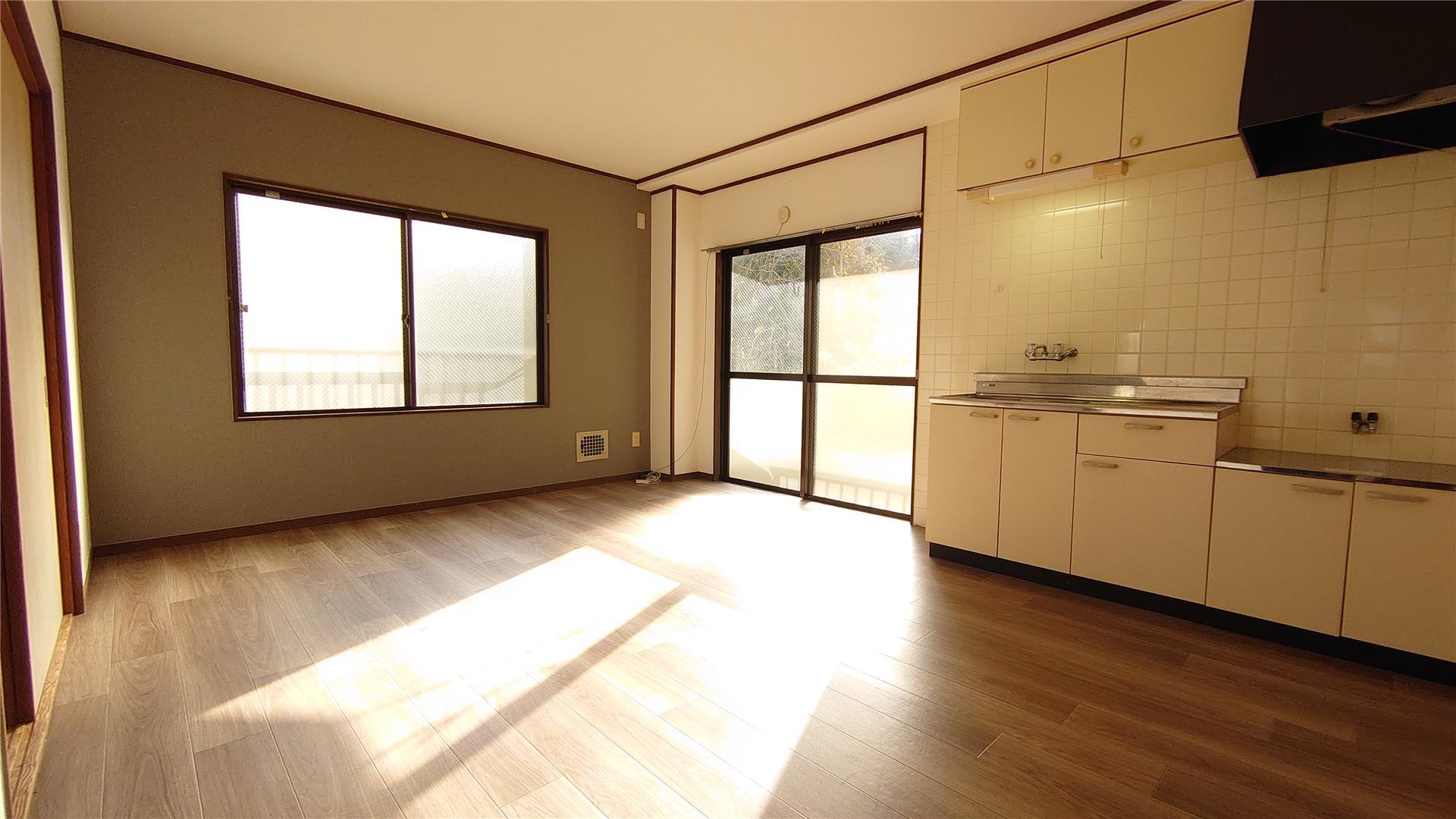 居室・リビング　２面採光の明るいリビング１０帖♪