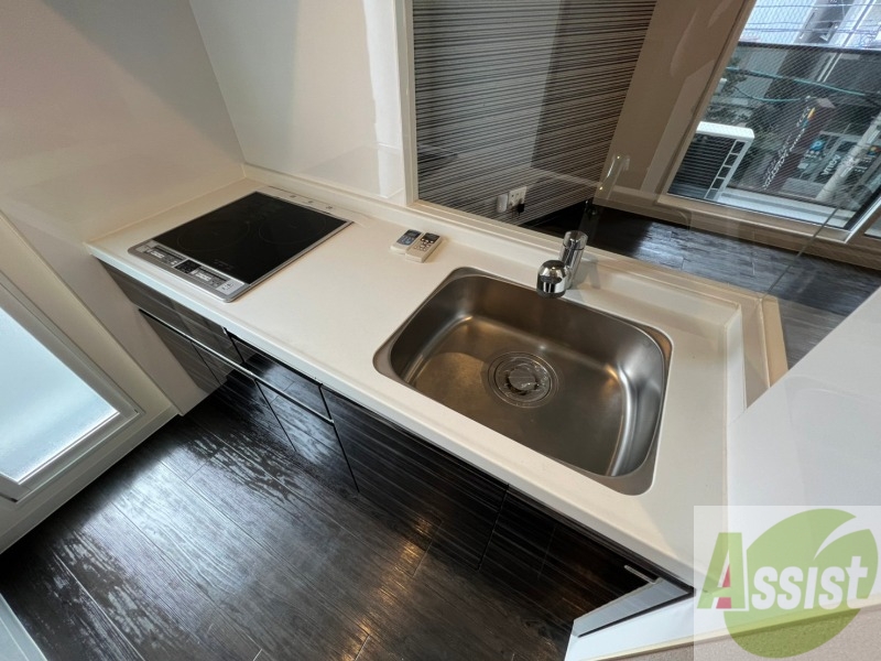 キッチン　キッチン周りは意外と物が多いので棚があるといいですね。