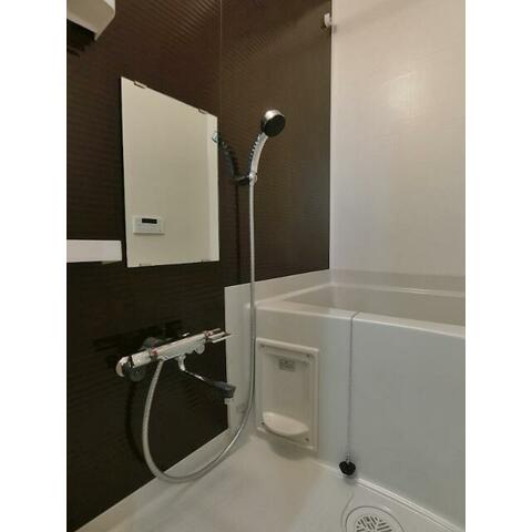 バス・シャワールーム　清潔感のあるバスルームです。