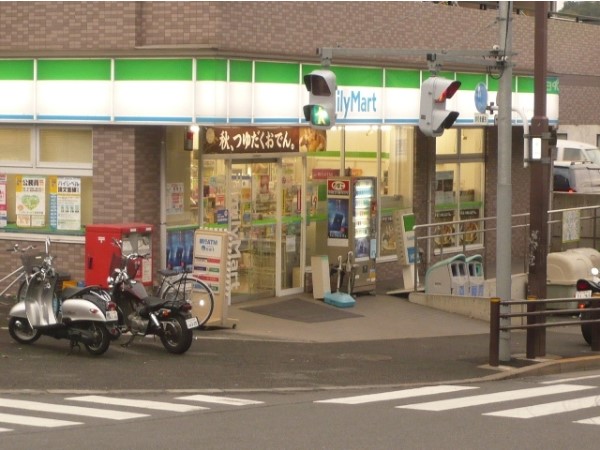コンビニ　ファミリーマート帝京大学店（コンビニ）まで203m