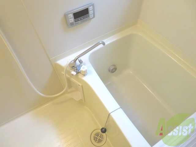 バス・シャワールーム　こちらはお風呂。一日の疲れをここで癒してください。