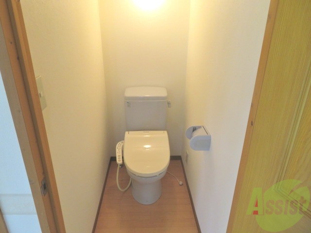 トイレ　ウォシュレット機能がついたトイレです。安心して使用できますね