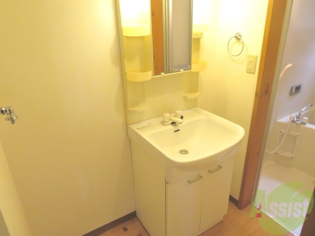 洗面設備　独立洗面台。朝の身支度はここでばっちり決めましょう。