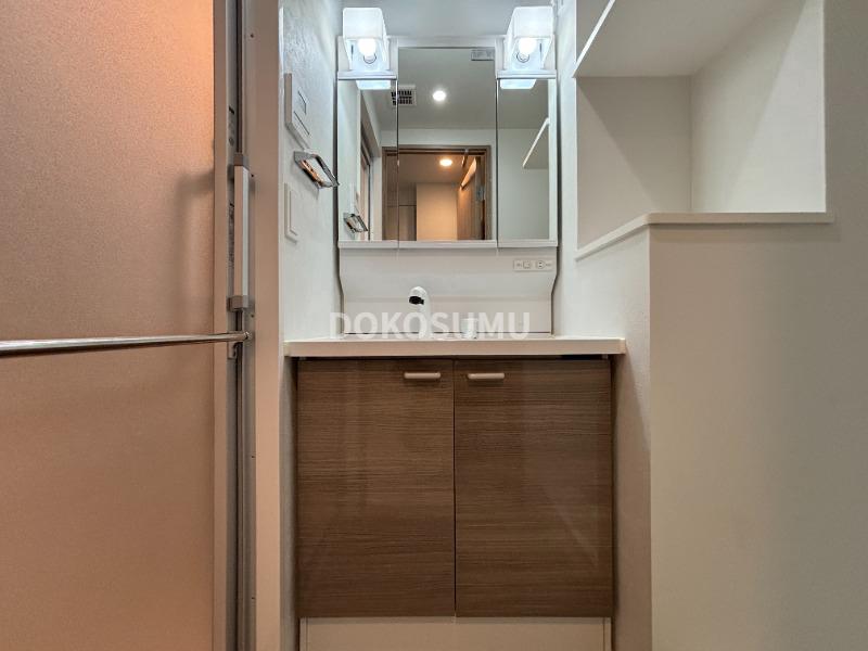 洗面設備　忙しい朝もスムーズに。使いやすさを追求した清潔な洗面空間。