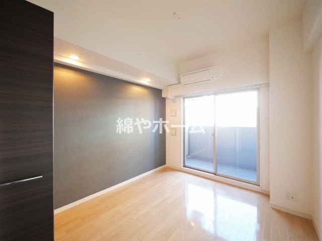 その他部屋・スペース　落ち着いた色調の寝室です