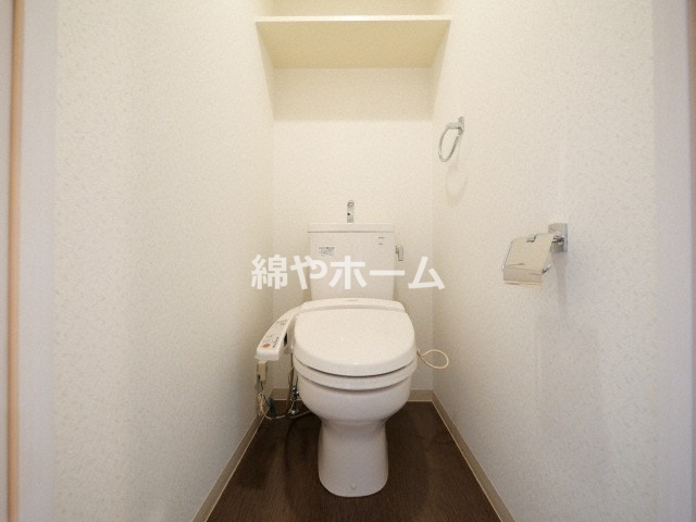トイレ　落ち着いた色調のトイレです