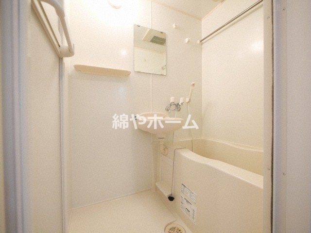 洗面設備　明るい洗面所です