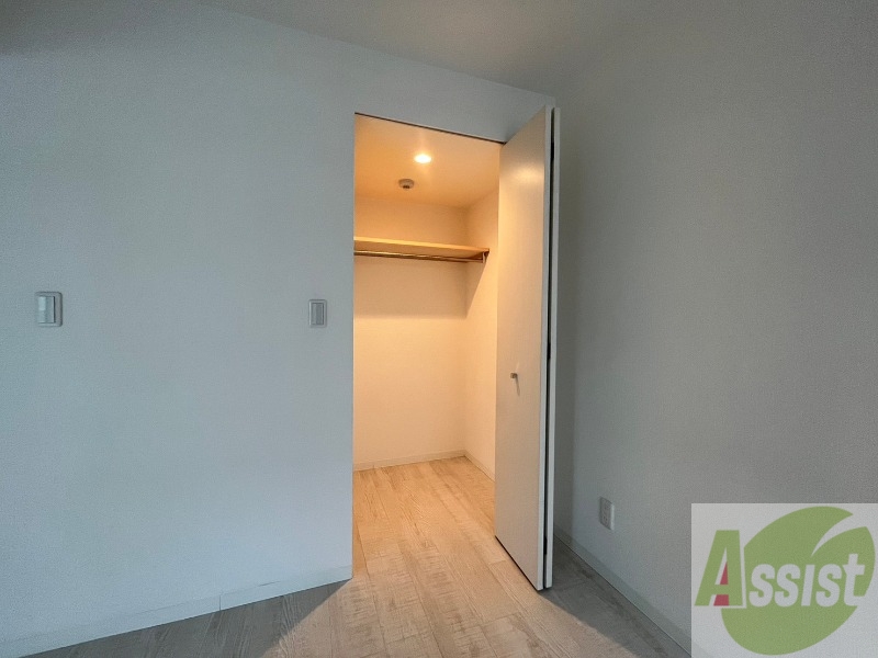 収納　こちらの収納にはハンガーをかけて服もしまえますね。