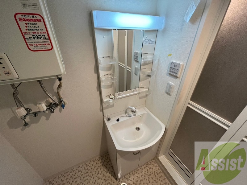 洗面設備　シャンプードレッサー。身支度はここでばっちりですね。