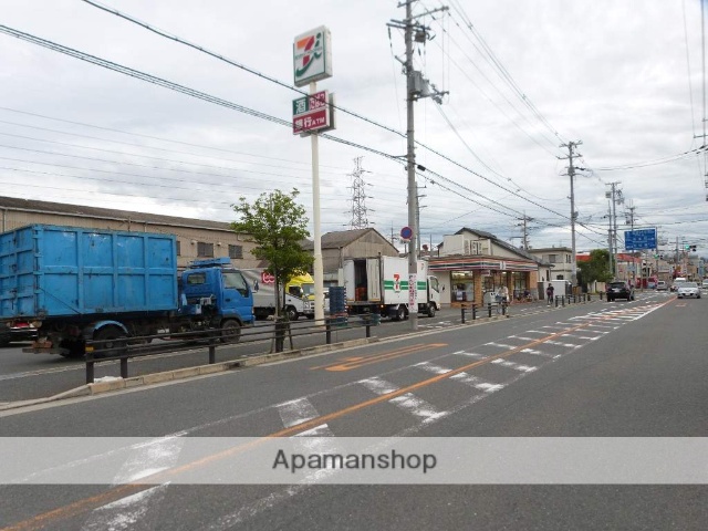 コンビニ　セブンイレブン（コンビニ）まで676m