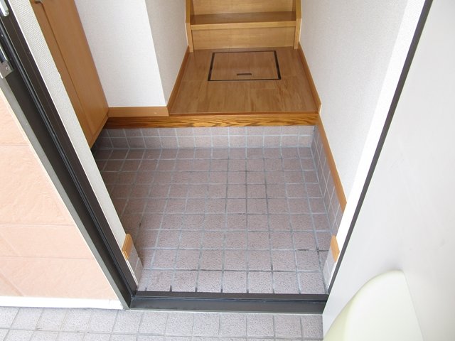 玄関　同物件別部屋です。