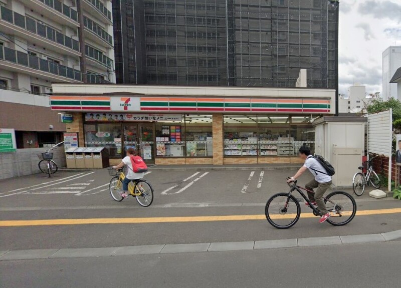 コンビニ　セブンイレブン札幌平岸2条7丁目店（コンビニ）まで195m