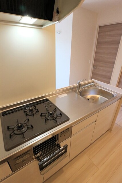 キッチン　ガスコンロ３口グリル付き