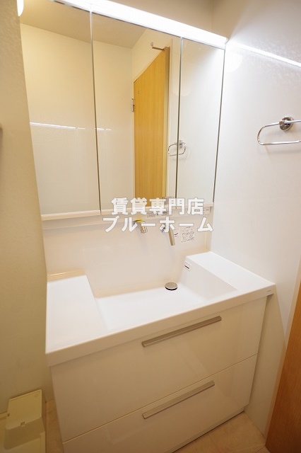 洗面設備　三面鏡の独立洗面台！