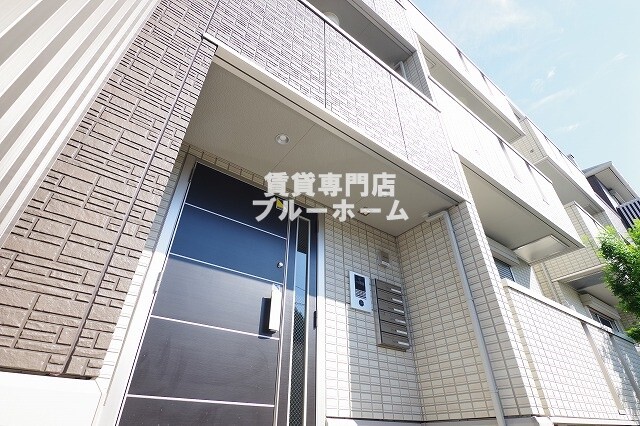 建物外観　軽量鉄骨造3階建てのきれいな物件！