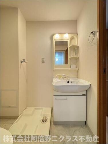 洗面設備　内装は別部屋の参考写真です。