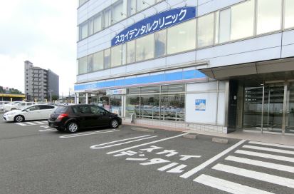 コンビニ　ローソン 福岡空港国内線店（コンビニ）まで567m