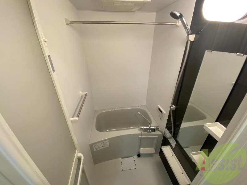 バス・シャワールーム　バスルームは疲れを癒すのに十分な広さです。