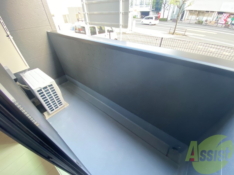 バルコニー　バルコニーは洗濯物を干すのに十分な広さです。