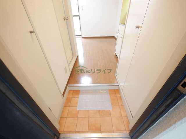 玄関　※参考写真　反転タイプ（間取り）の写真となります。