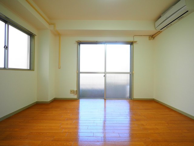 居室・リビング　２面採光で明るい居室