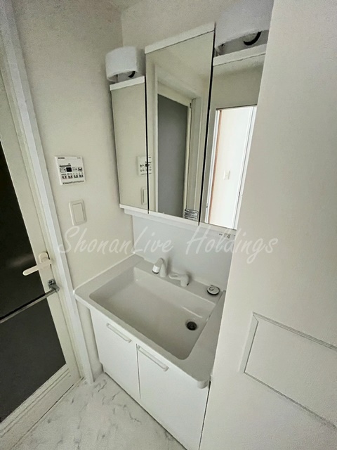 洗面設備　人気の三面鏡独立洗面台♪