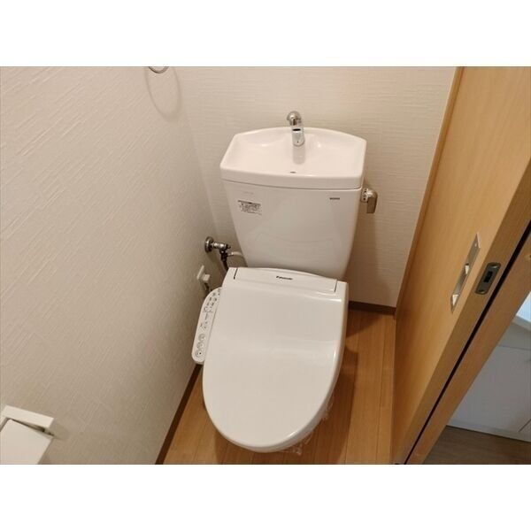 トイレ　※同系統別室の写真です