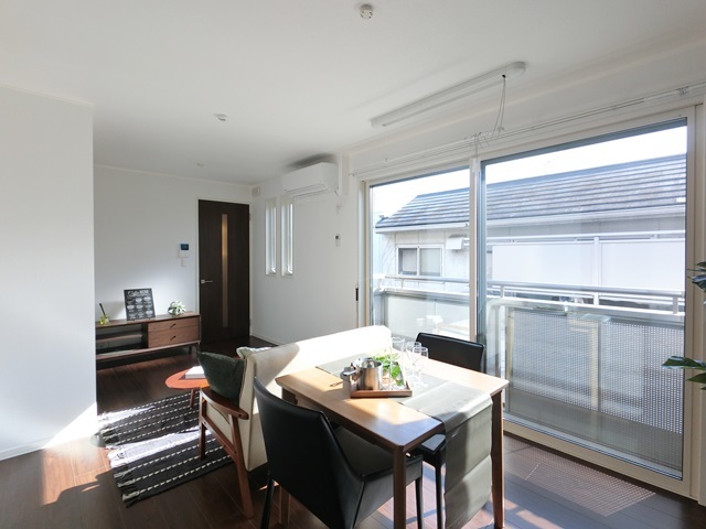 居室・リビング　採光たっぷりのリビングルームです♪（※家具は付きません）