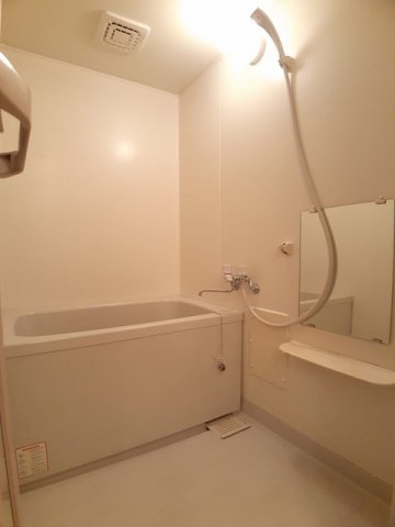 バス・シャワールーム　コンパクトで使いやすいお風呂です