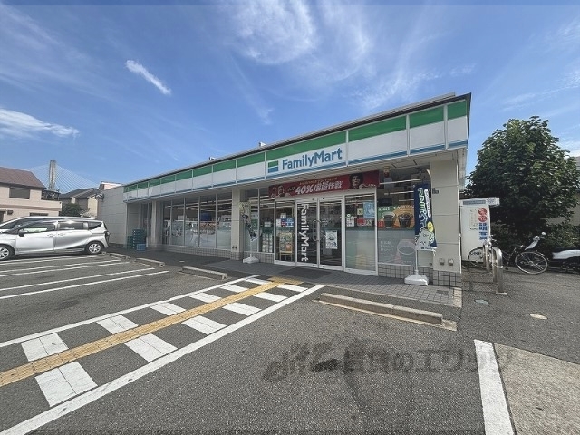 コンビニ　ファミリーマート川西中央店（コンビニ）まで450m