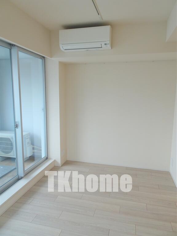 居室・リビング　明るいバルコニーに面したリビング