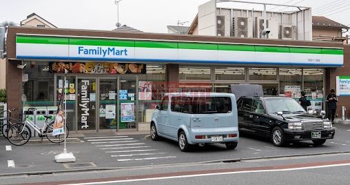 コンビニ　ファミリーマート羽田六丁目店（コンビニ）まで160m