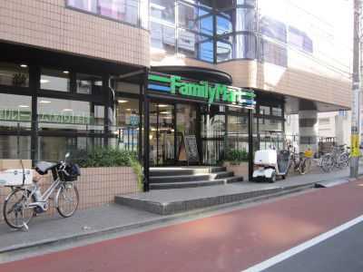 コンビニ　ファミリーマート 南青山四丁目店（コンビニ）まで139m