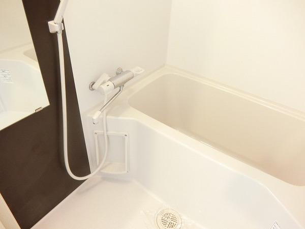 バス・シャワールーム　キレイにリフォームされています！