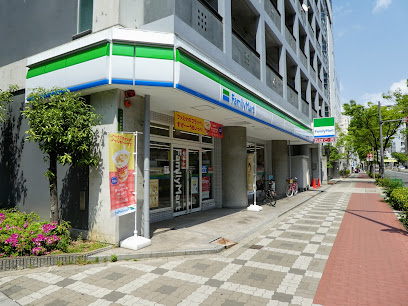 コンビニ　ファミリーマート 本庄西三丁目店（コンビニ）まで200m