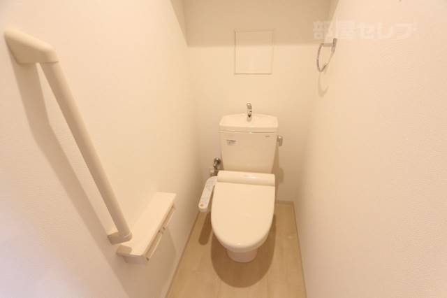 トイレ　温水洗浄便座が設備として備わります。